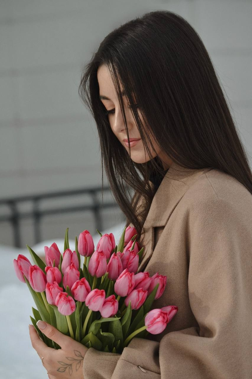 девушка с цветами