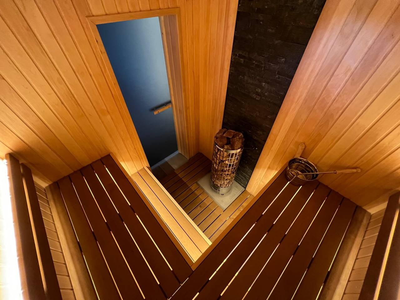 Классика STM в Рахье. Парящие полки, никаких стоек и вертикальных зашивок. Каждый сантиметр пространства должен быть полезным!. SaunaTopMasters