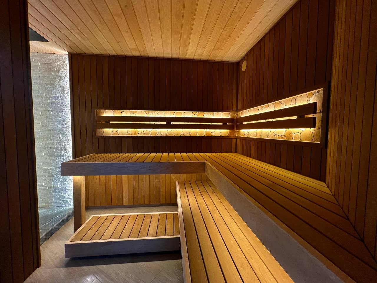Неправильная форма помещения- не недуг, а преимущество. Парная в Александровской со стеклянным фасадом- явный тому пример. SaunaTopMasters