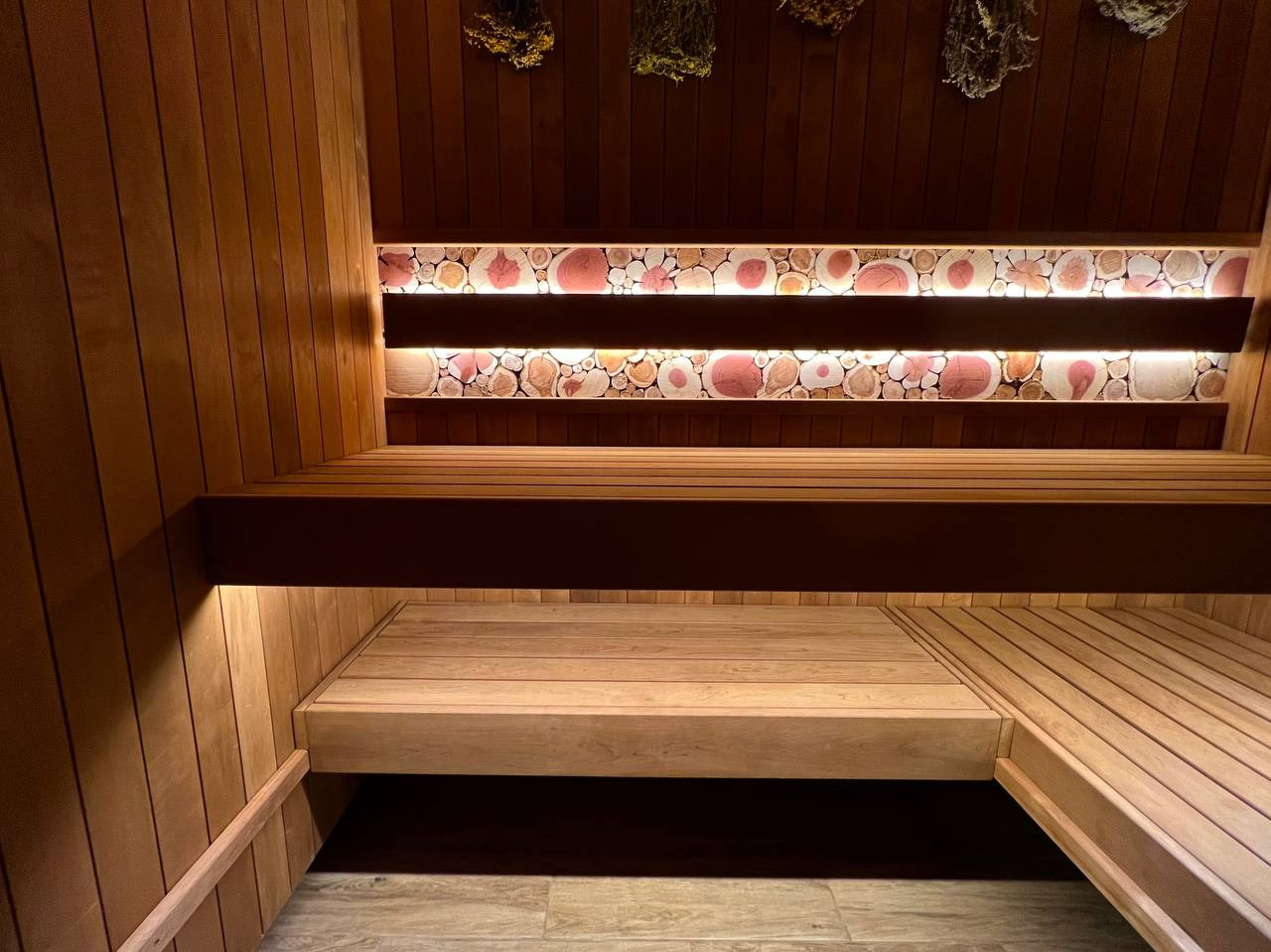 Компактная сауна в Вартемягах: термоольха, закарнизная подсветка, можжевеловое панно и крымское разнотравье. В пологе- Harvia Cilindro. SaunaTopMasters
