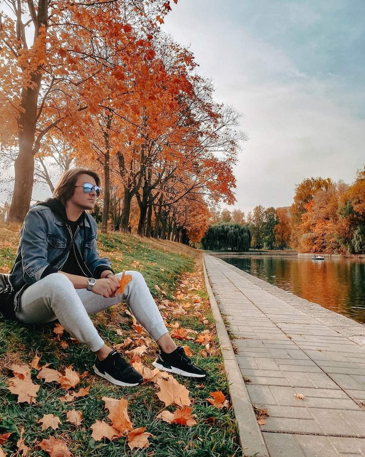 Локация для фотосъёмки в парке — вековые дубы, клёны и цветущие клумбы