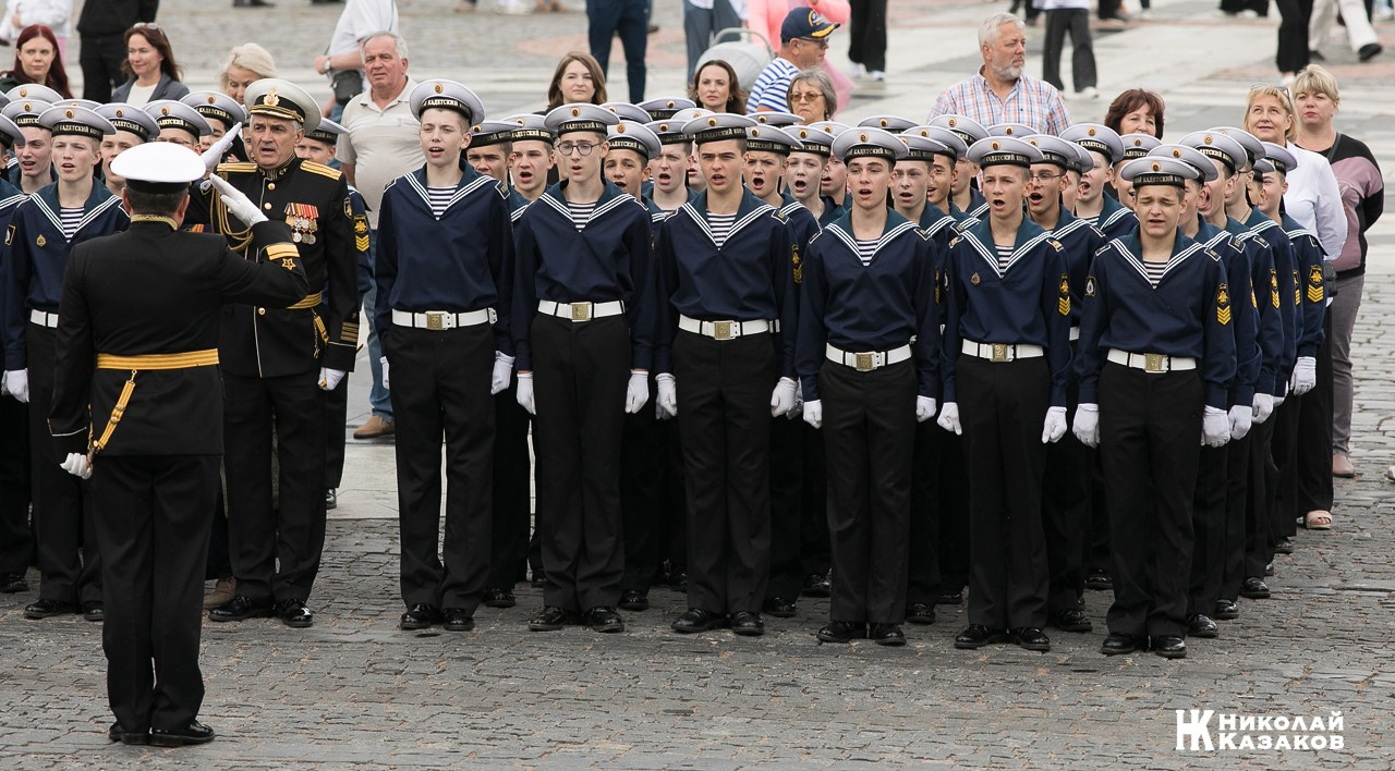 Кадеты  морского кадетского военного корпуса на торжественном построении на Якорной площади в Кронштадте