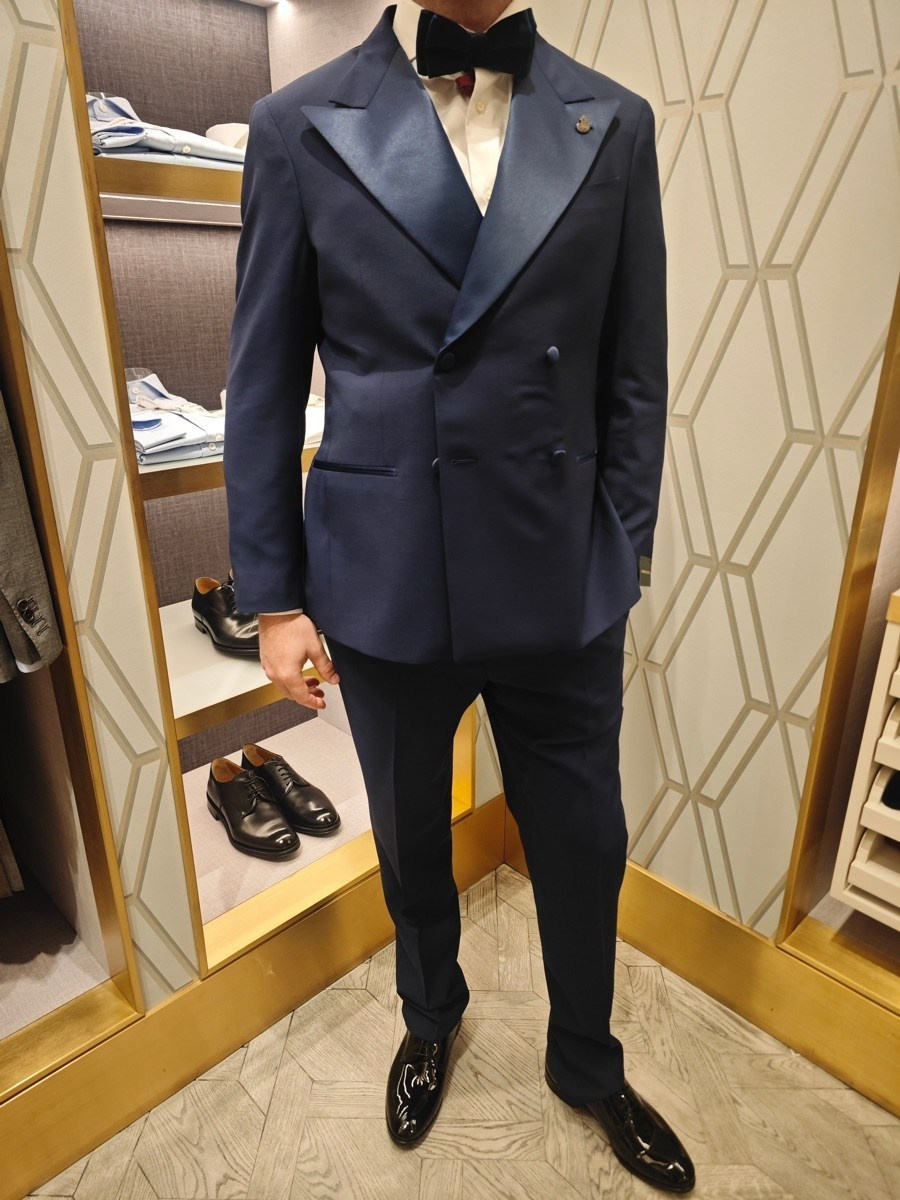 Нестандартный смокинг синего цвета для мероприятия с дресс-кодом Black Tie, образ от стилиста