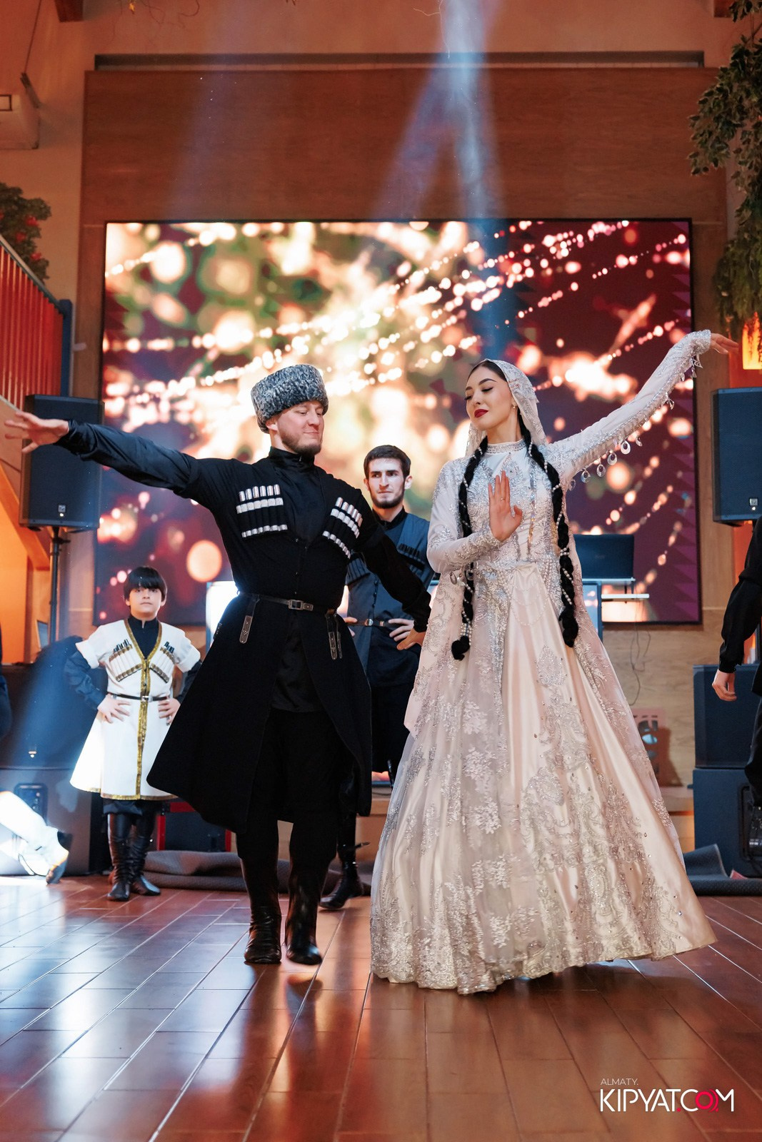 ГРУЗИНСКИЙ ДВОР НА КАБАНБАЙ БАТЫРА. КИПЯТКОМ АЛМАТЫ!