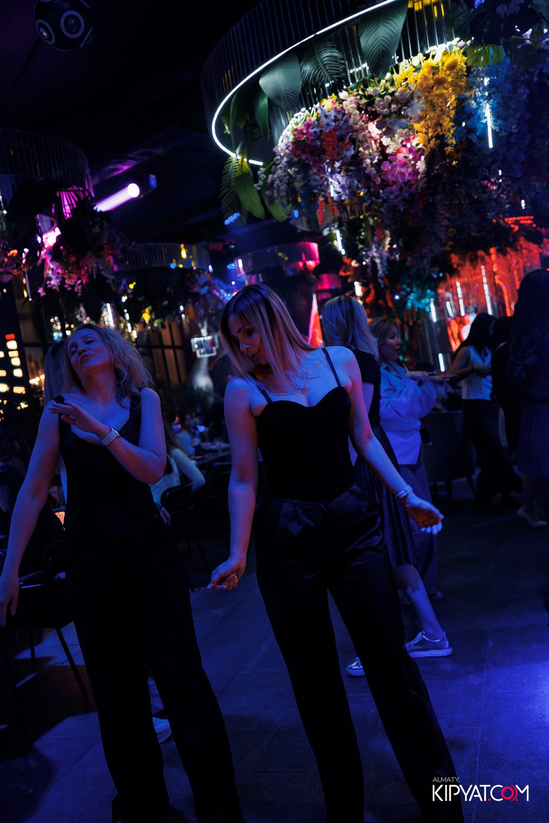 FRIENDS BAR & TERRACE. КИПЯТКОМ АЛМАТЫ!