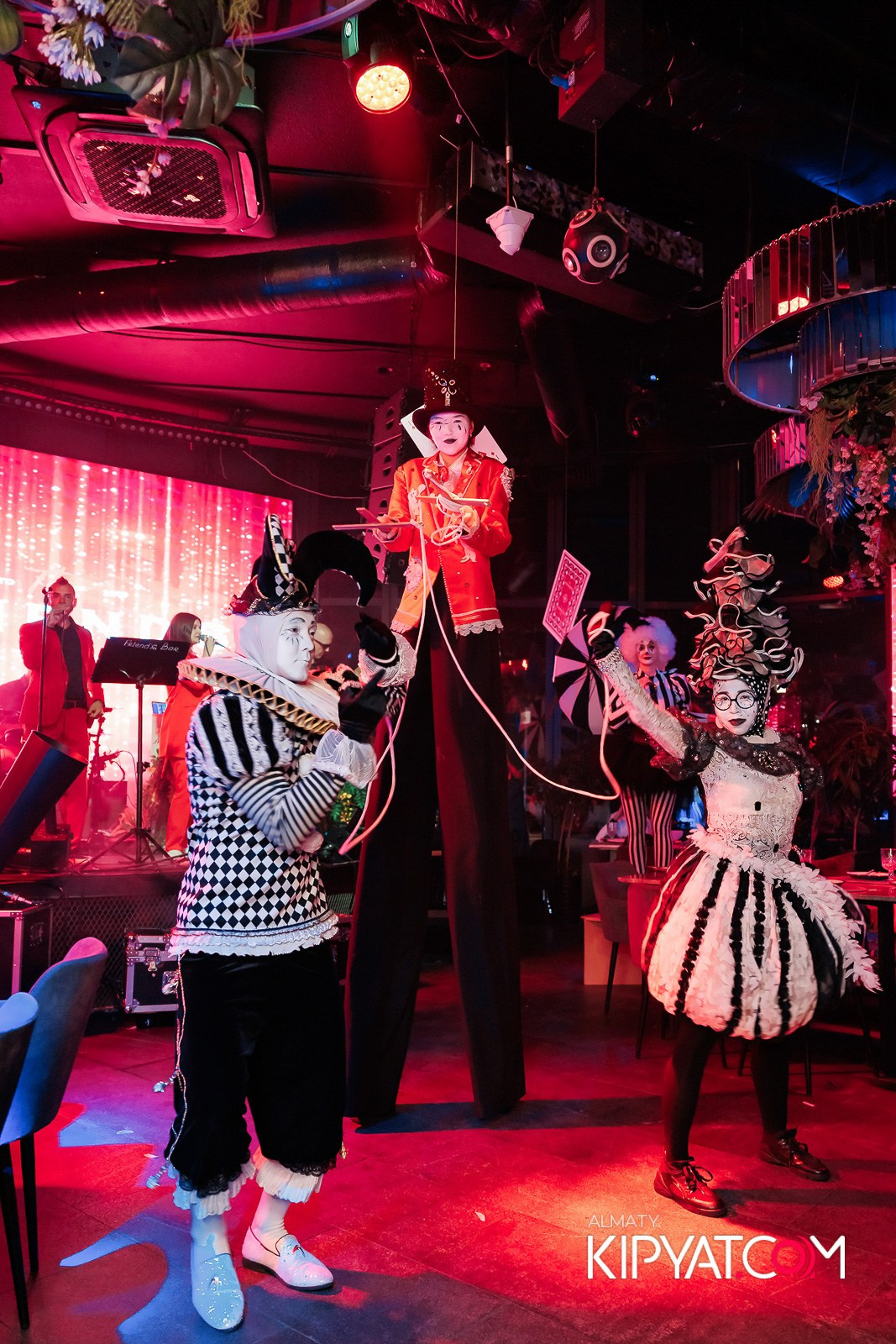 FRIENDS BAR & TERRACE. КИПЯТКОМ АЛМАТЫ!