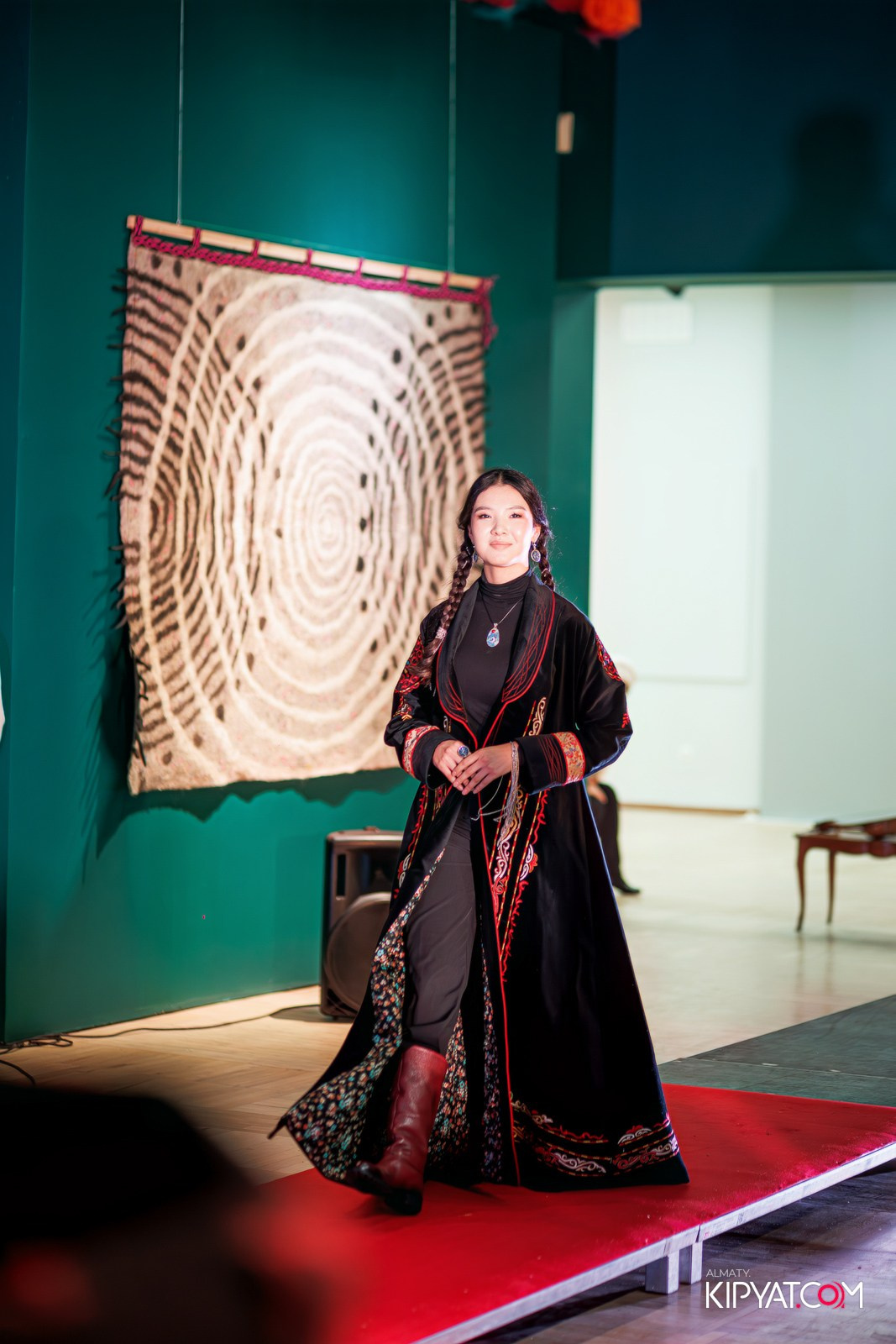 FASHION ПОКАЗ, КАЗАХСКОЙ НАЦИОНАЛЬНОЙ ОДЕЖДЫ. КИПЯТКОМ АЛМАТЫ!