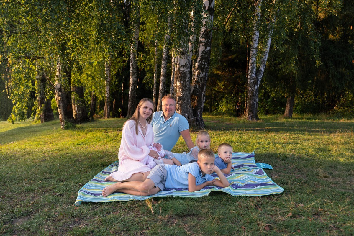 Прогулка большой семьёй