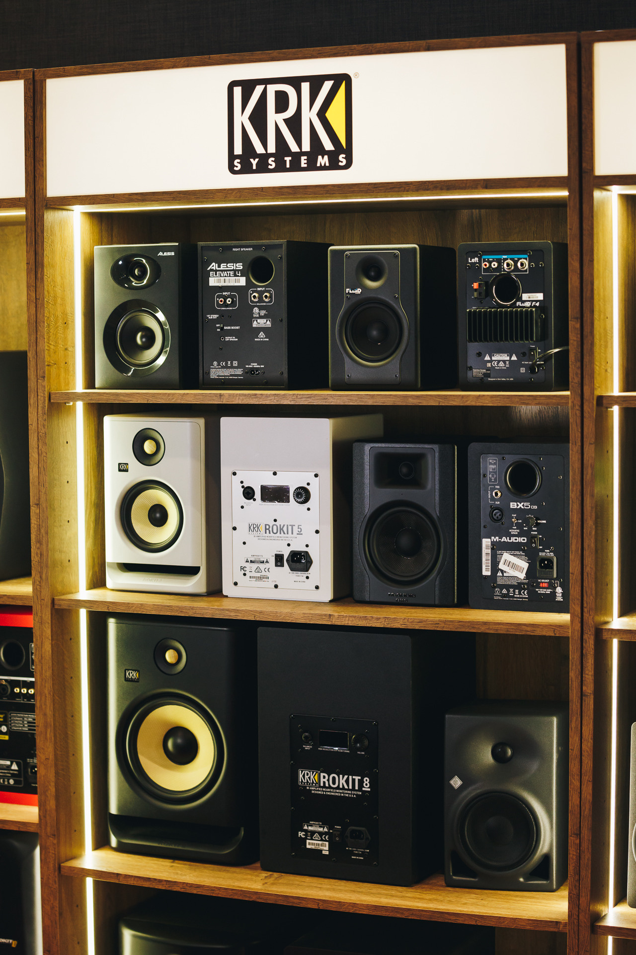 Магазин Музторг на Вятской (Москва). Фотограф Марина Каныгина (Федосеева)