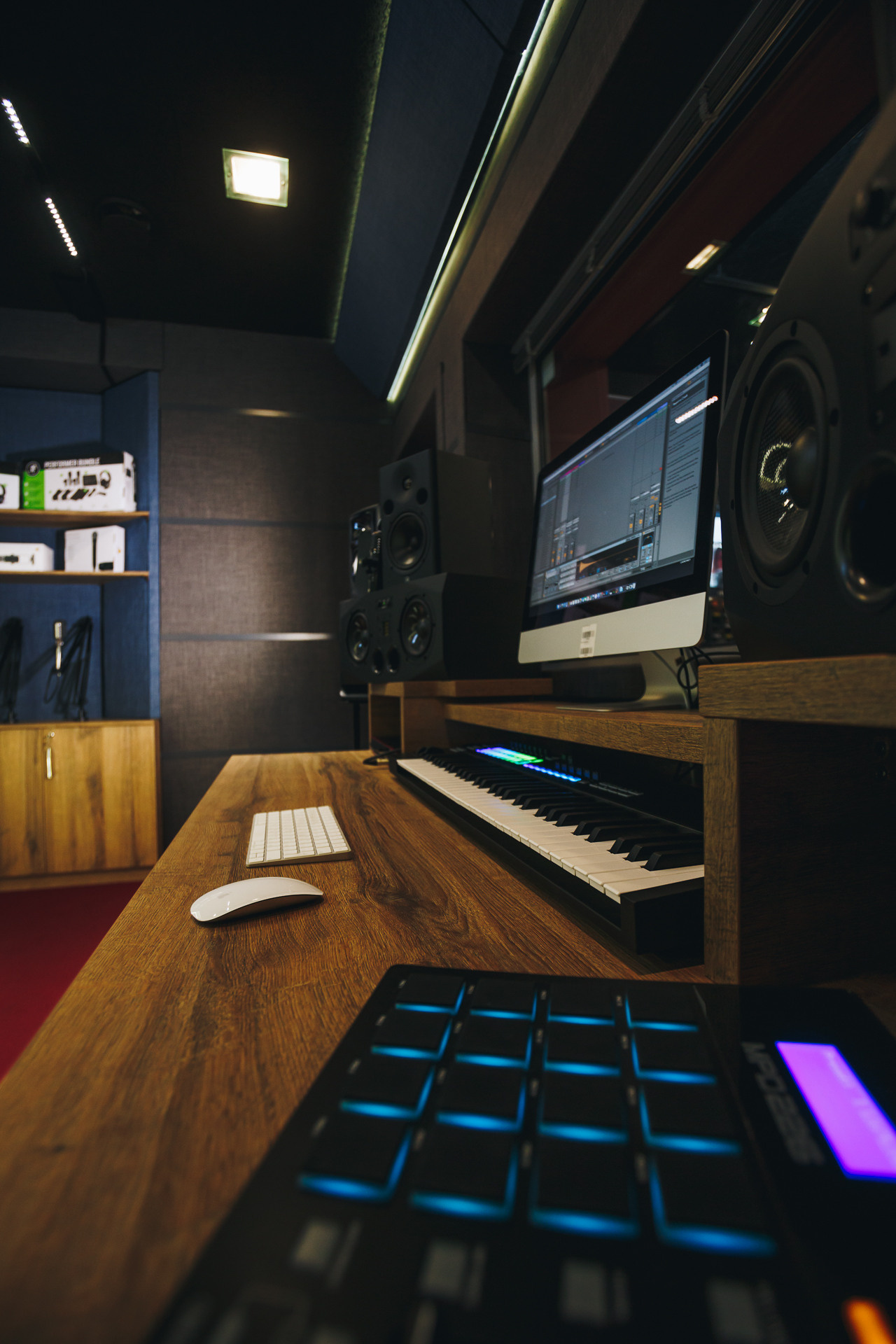 Магазин Музторг на Вятской (Москва). Фотограф Марина Каныгина (Федосеева)