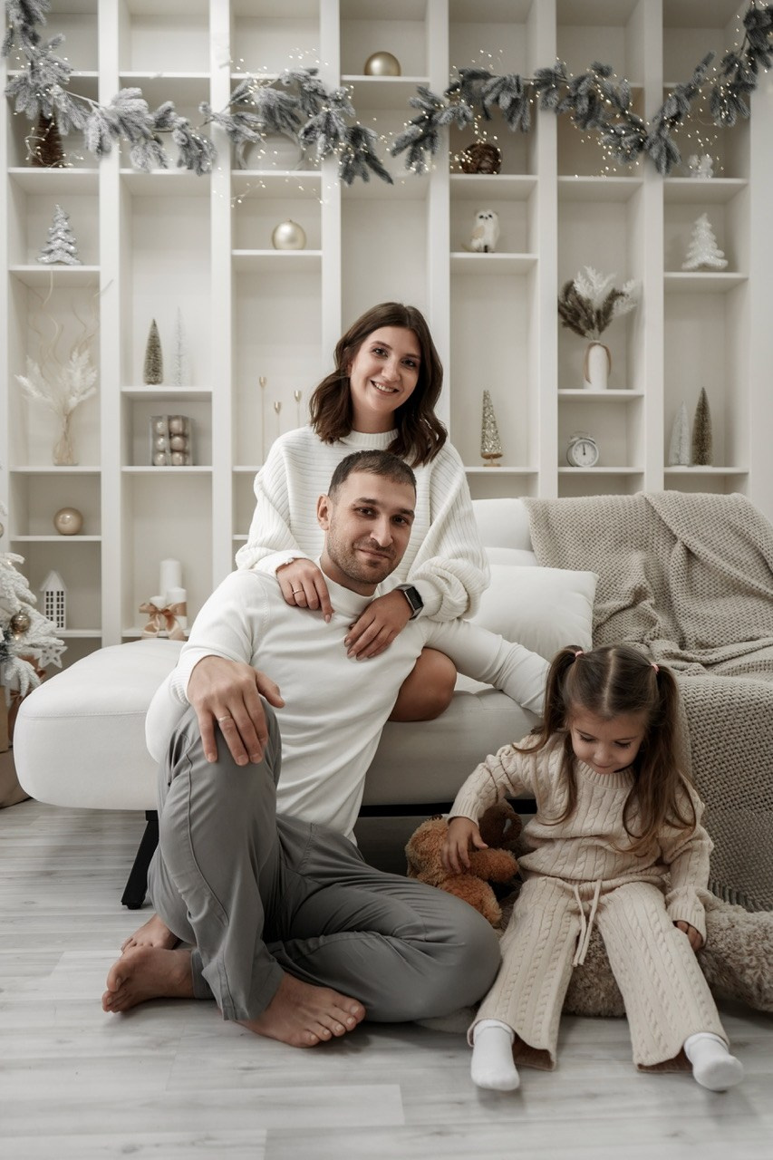 Семейный фотограф в Батайске и Ростове-на-Дону. Новогодняя фотосессия в студии Белый кролик. Свадебный фотограф в Ростове-на-Дону. Таинство Крещения и Венчания, семейные фотосессии. Алёна Чёботова