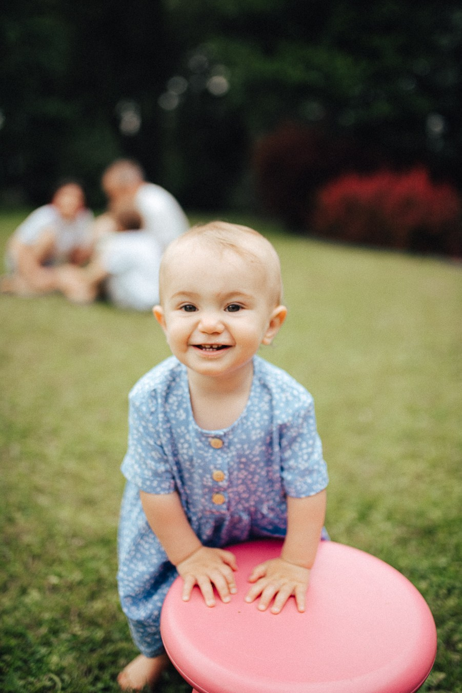 Коля, Ксюша, Саша, Андрей, Кира и бабушки | на даче