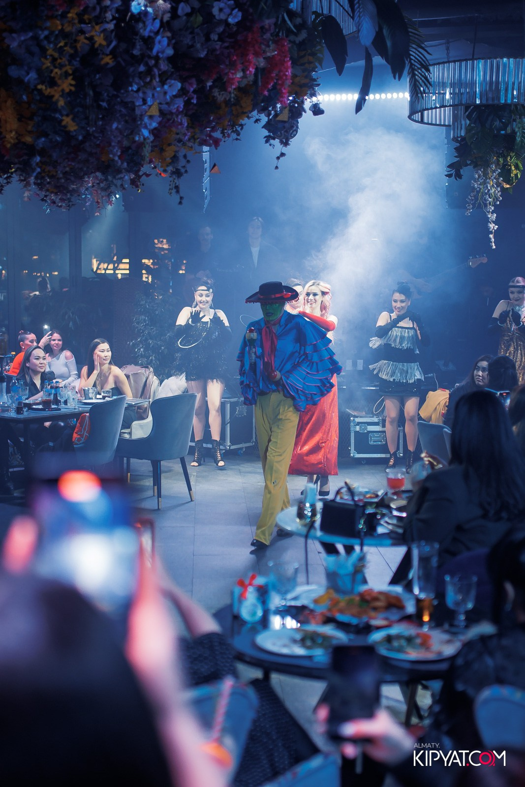 FRIENDS BAR & TERRACE. КИПЯТКОМ АЛМАТЫ!