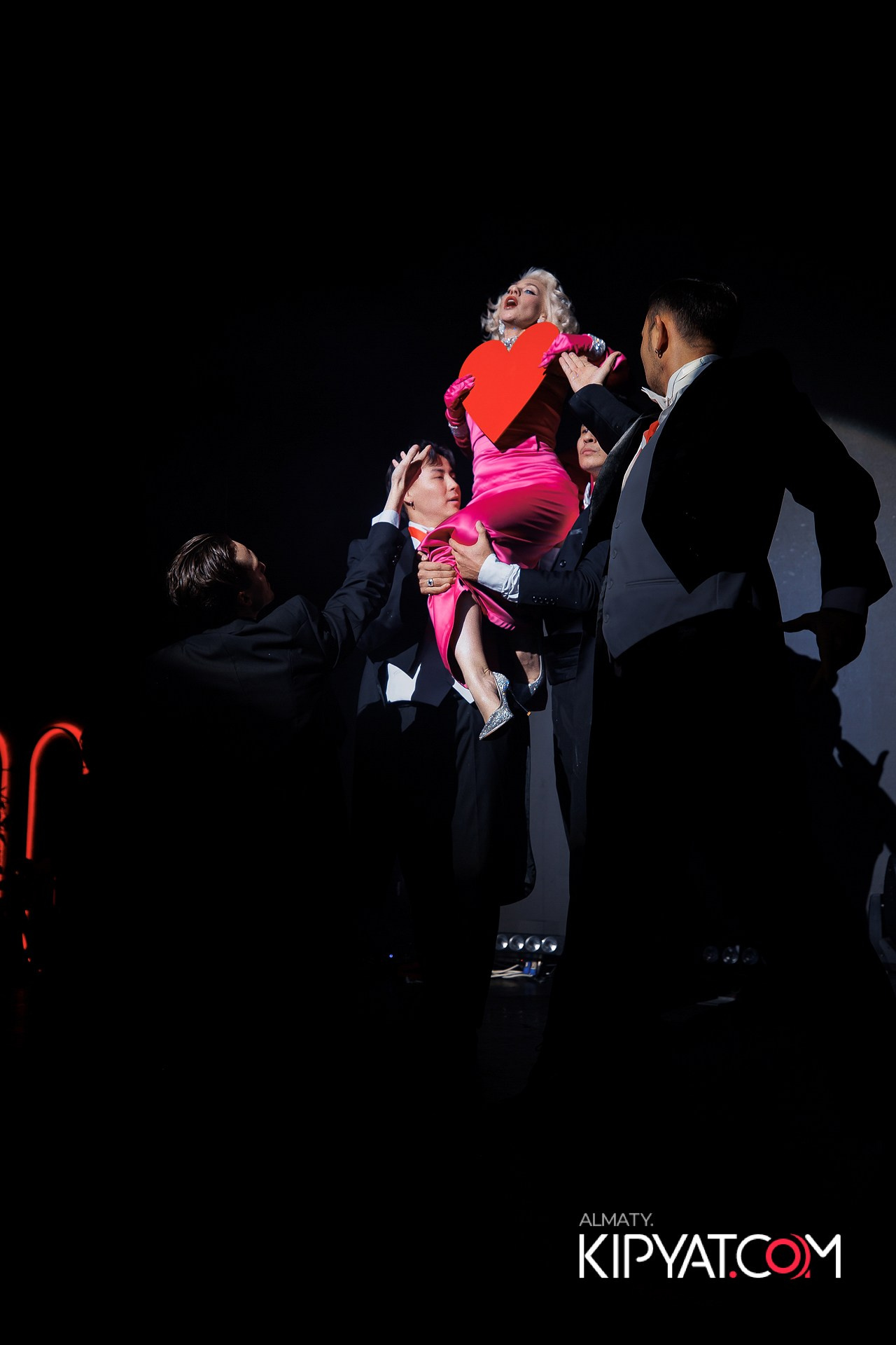 QUEEN. КИПЯТКОМ АЛМАТЫ!