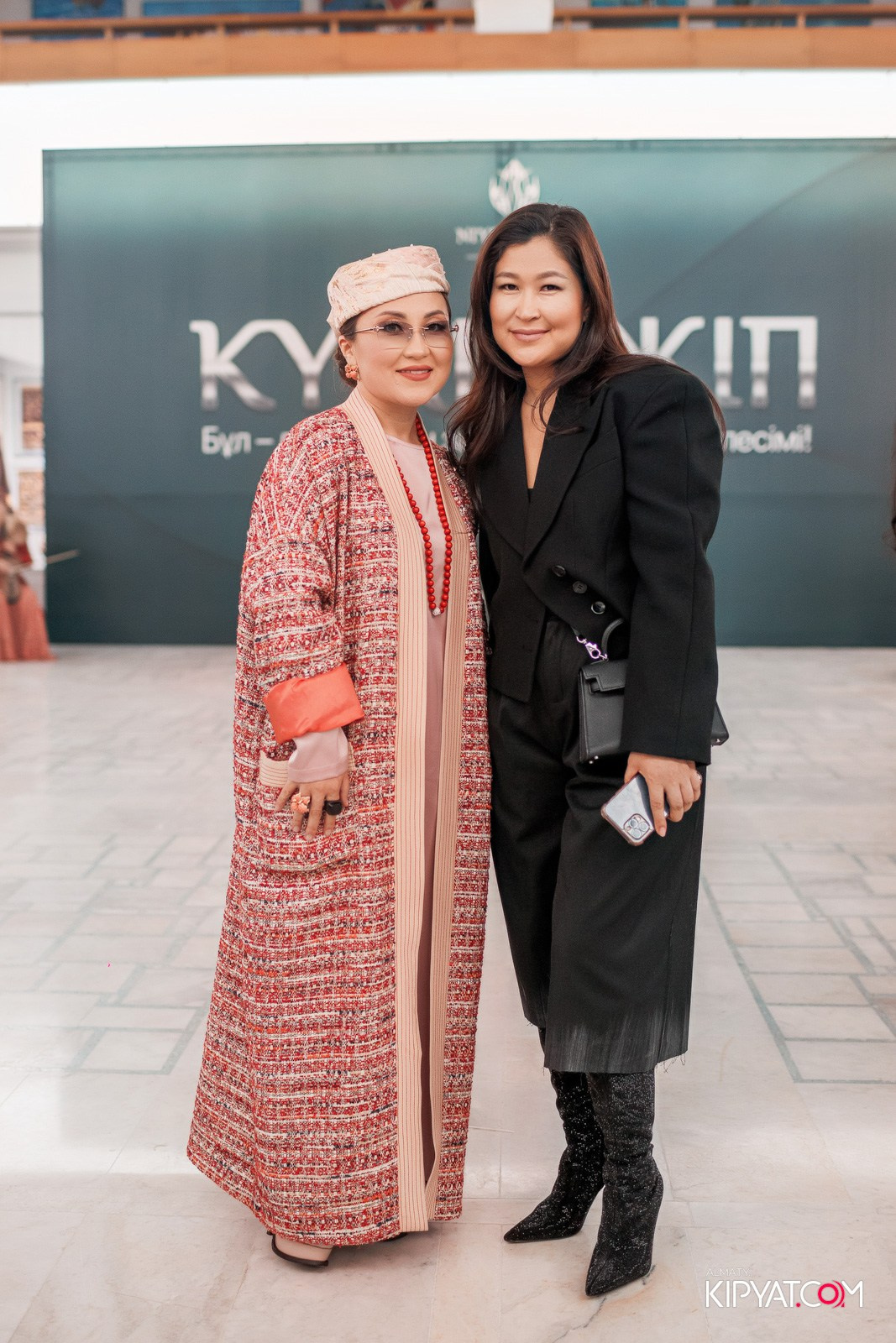 FASHION ПОКАЗ, КАЗАХСКОЙ НАЦИОНАЛЬНОЙ ОДЕЖДЫ. КИПЯТКОМ АЛМАТЫ!