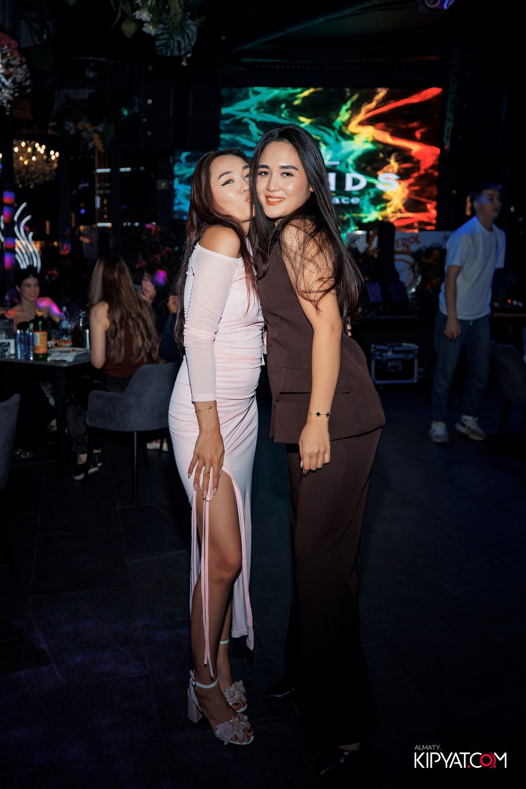 FRIENDS BAR & TERRACE. КИПЯТКОМ АЛМАТЫ!