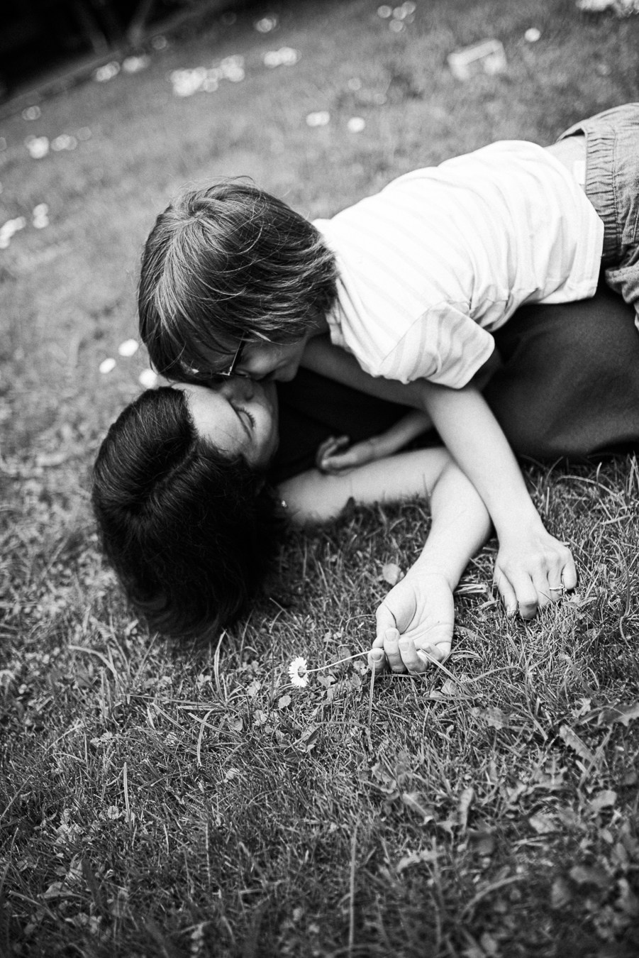 Коля, Ксюша, Саша, Андрей, Кира и бабушки | на даче