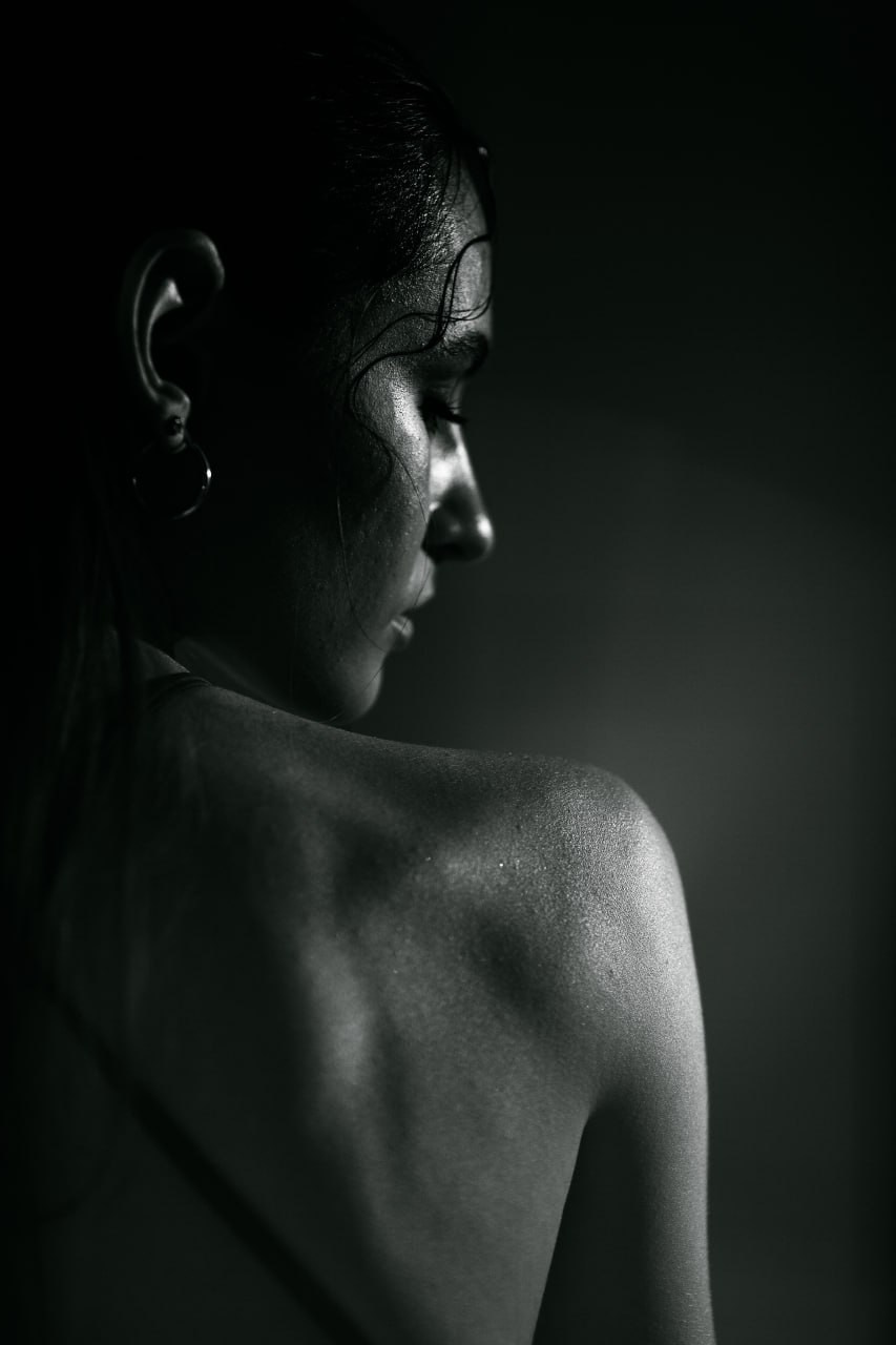 Студийная женская фотосессия с гибким зеркалом и цветным светом. Фотограф Ставрополь Пятигорск Елизавета Дарина