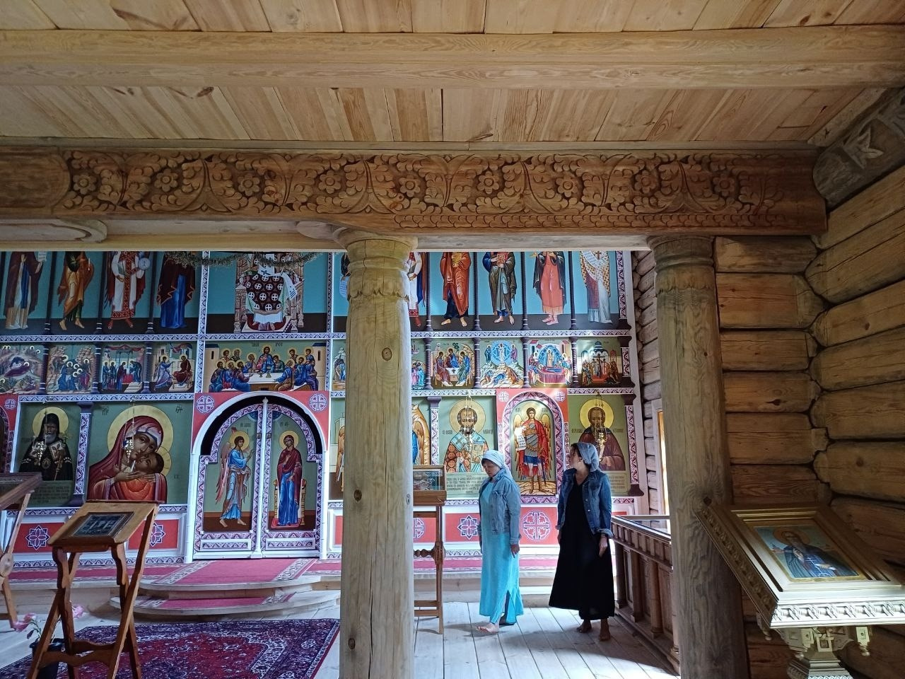 Резьба местного мастера Андрея Алексина внутри храма