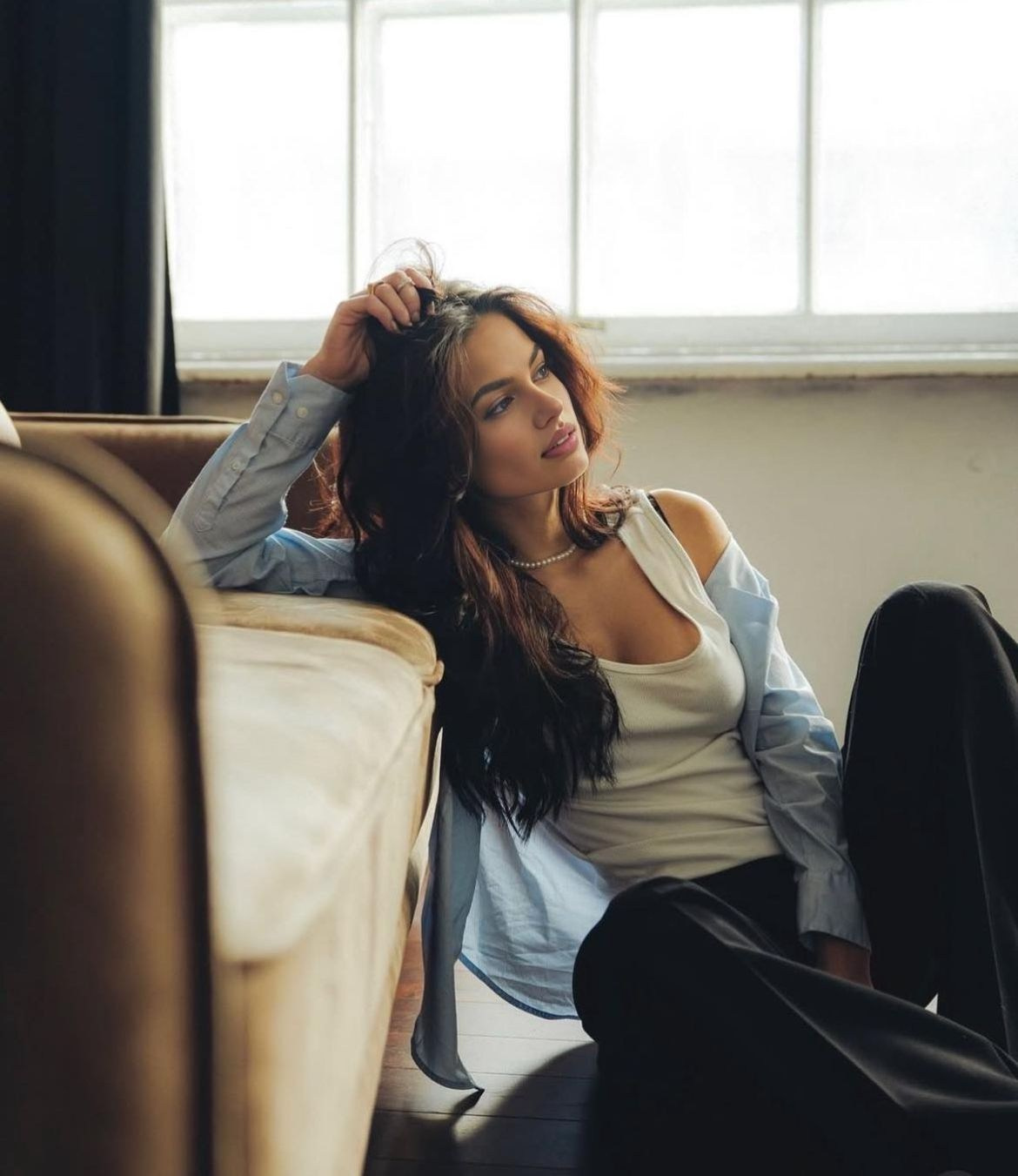 Lifestyle фотосессия в стиле минимализм в Москве: девушка в джинсах и базовом топе