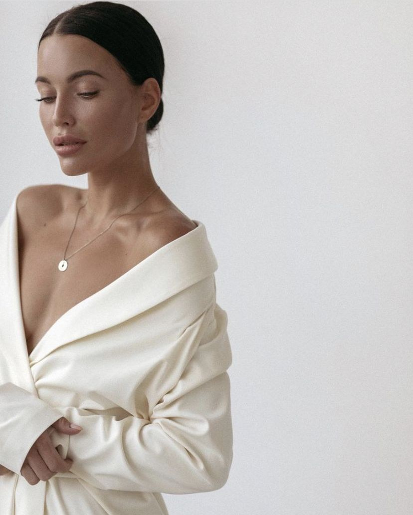 Портрет в стиле минимализм на белом фоне в Москве, естественная красота