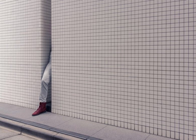 сюрреалистическая фотография с искажённым пространством и телом