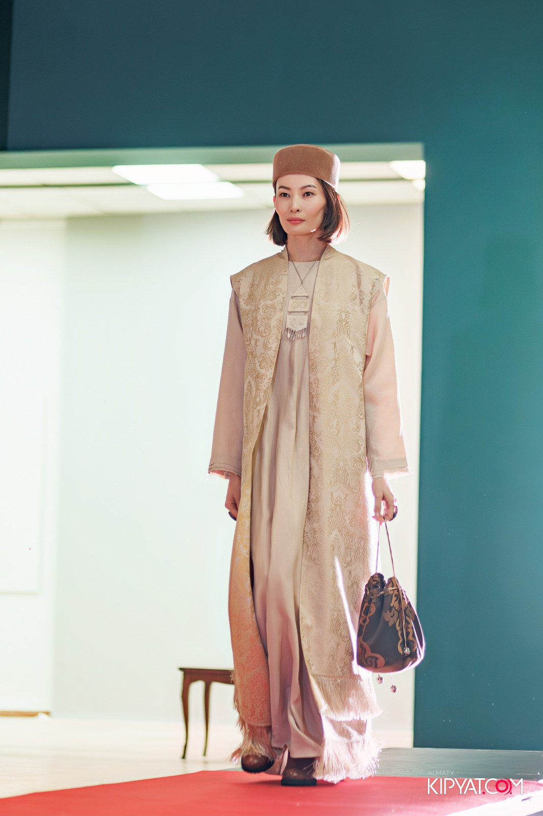 FASHION ПОКАЗ, КАЗАХСКОЙ НАЦИОНАЛЬНОЙ ОДЕЖДЫ. КИПЯТКОМ АЛМАТЫ!