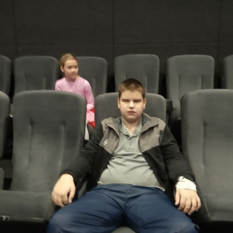 🎬✨ Волшебный предновогодний вечер с мультфильмом 'Полное погружение' в кинотеатре 'Большой'! ✨🎬