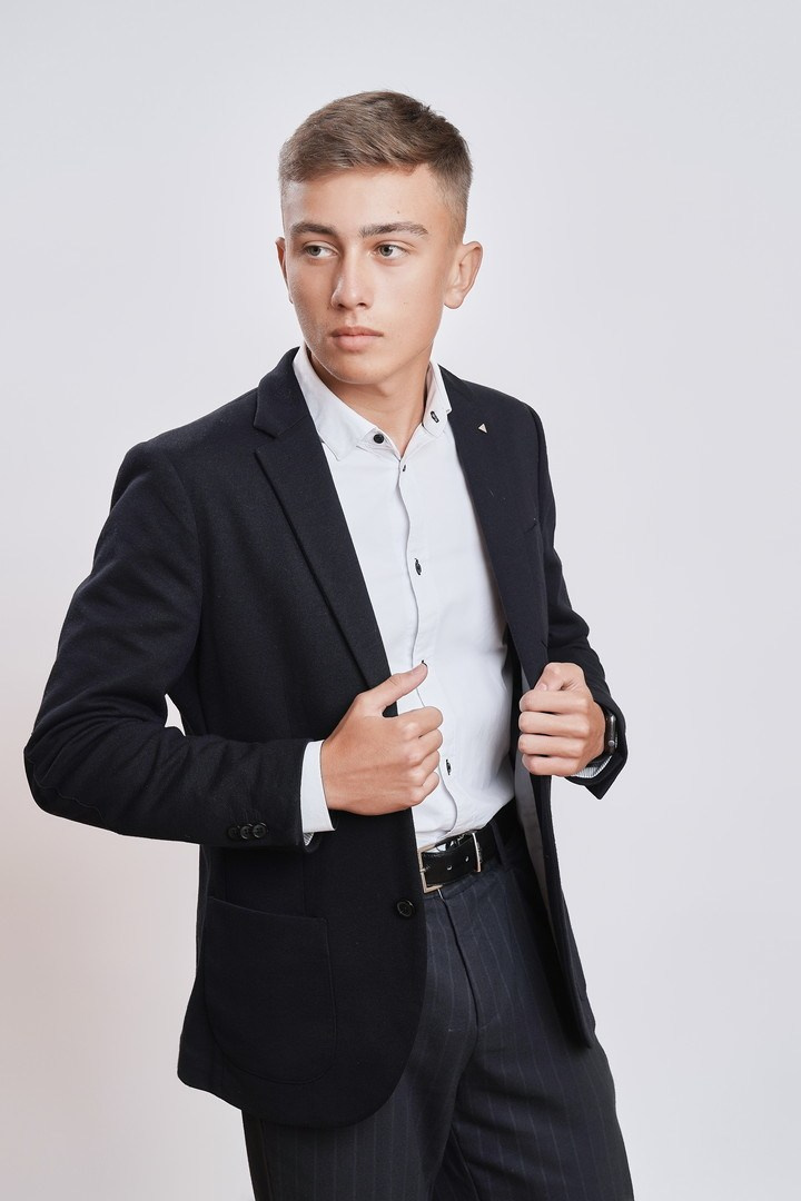 ФОТОСЕССИЯ НА БЕЛОМ ФОНЕ (в школе или студии). Школьная фотография в Санкт-Петербурге, выпускные альбомы, фотосессии