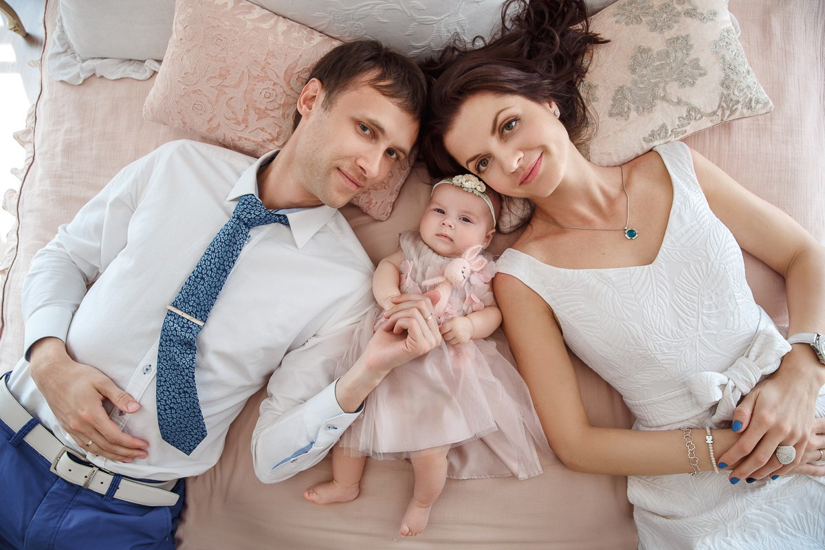 Семейная в интерьерной студии. Фотограф новорожденных, семейный фотограф в Санкт-Петербурге