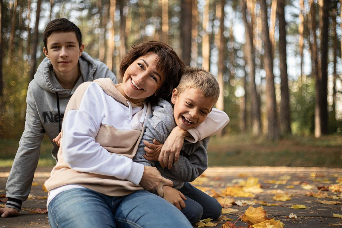 Черняевский лес «Золотые пески». Осень 2020. Ирина с сыновьями. Фотограф Пермь. Свадьбы. Семья и дети, школа, д. сад. Фотокниги