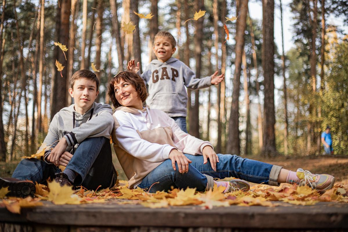 Черняевский лес «Золотые пески». Осень 2020. Ирина с сыновьями. Фотограф Пермь. Свадьбы. Семья и дети, школа, д. сад. Фотокниги