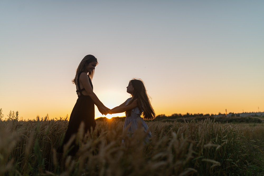 Поле, закат и наши улыбки. Фотограф Мария Ковкова