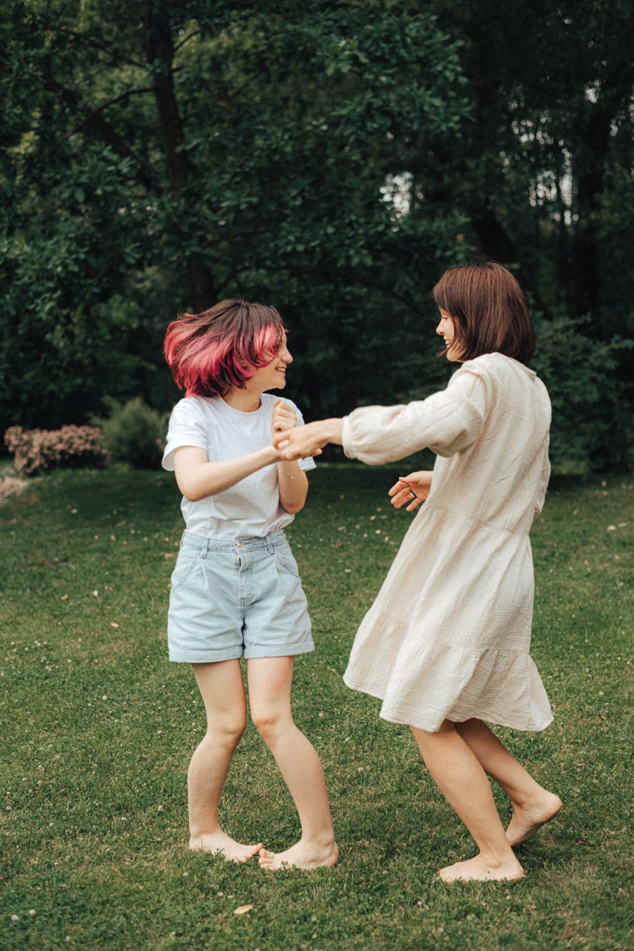 Коля, Ксюша, Саша, Андрей, Кира и бабушки | на даче