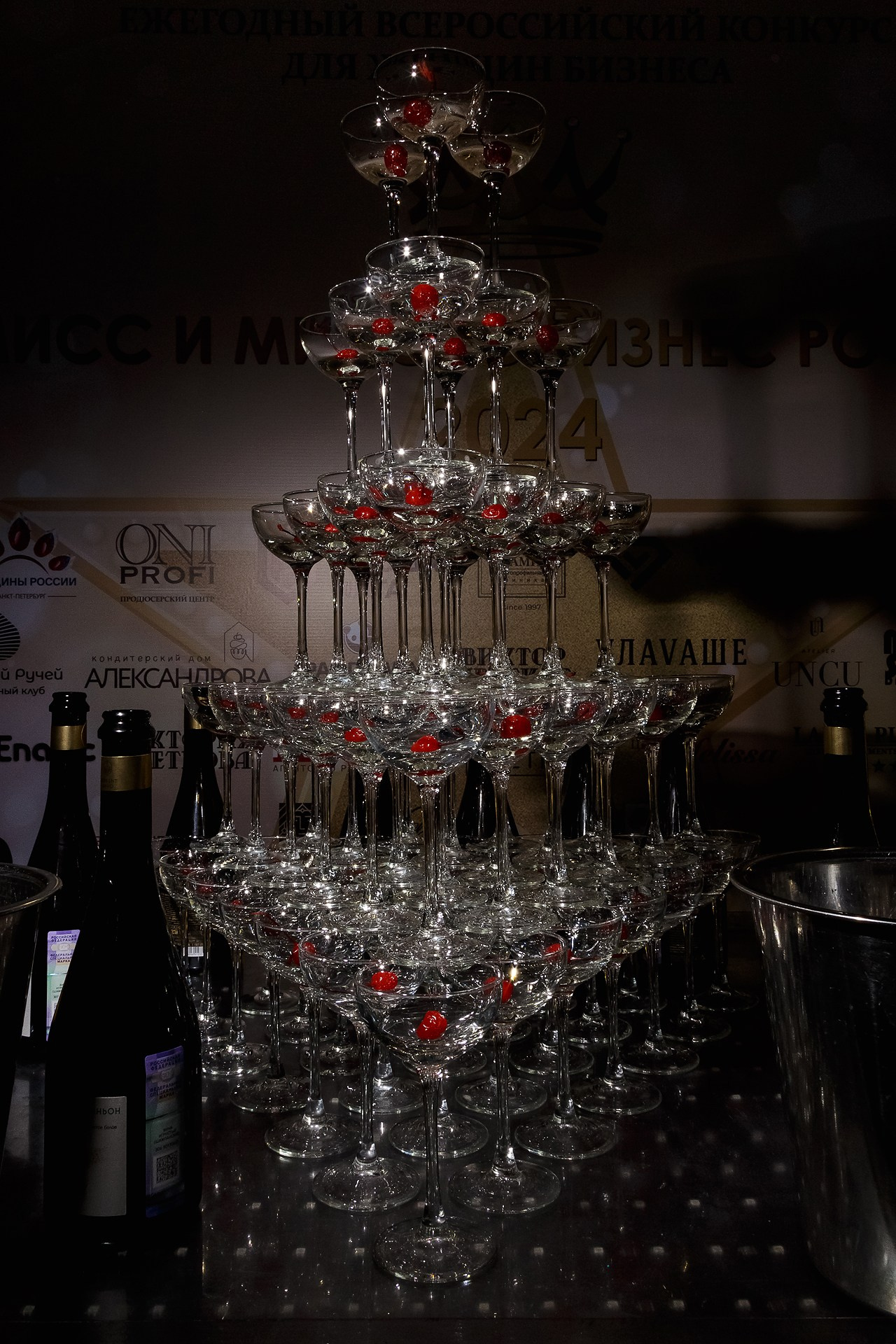 Горка бокалов, пирамида бокалов