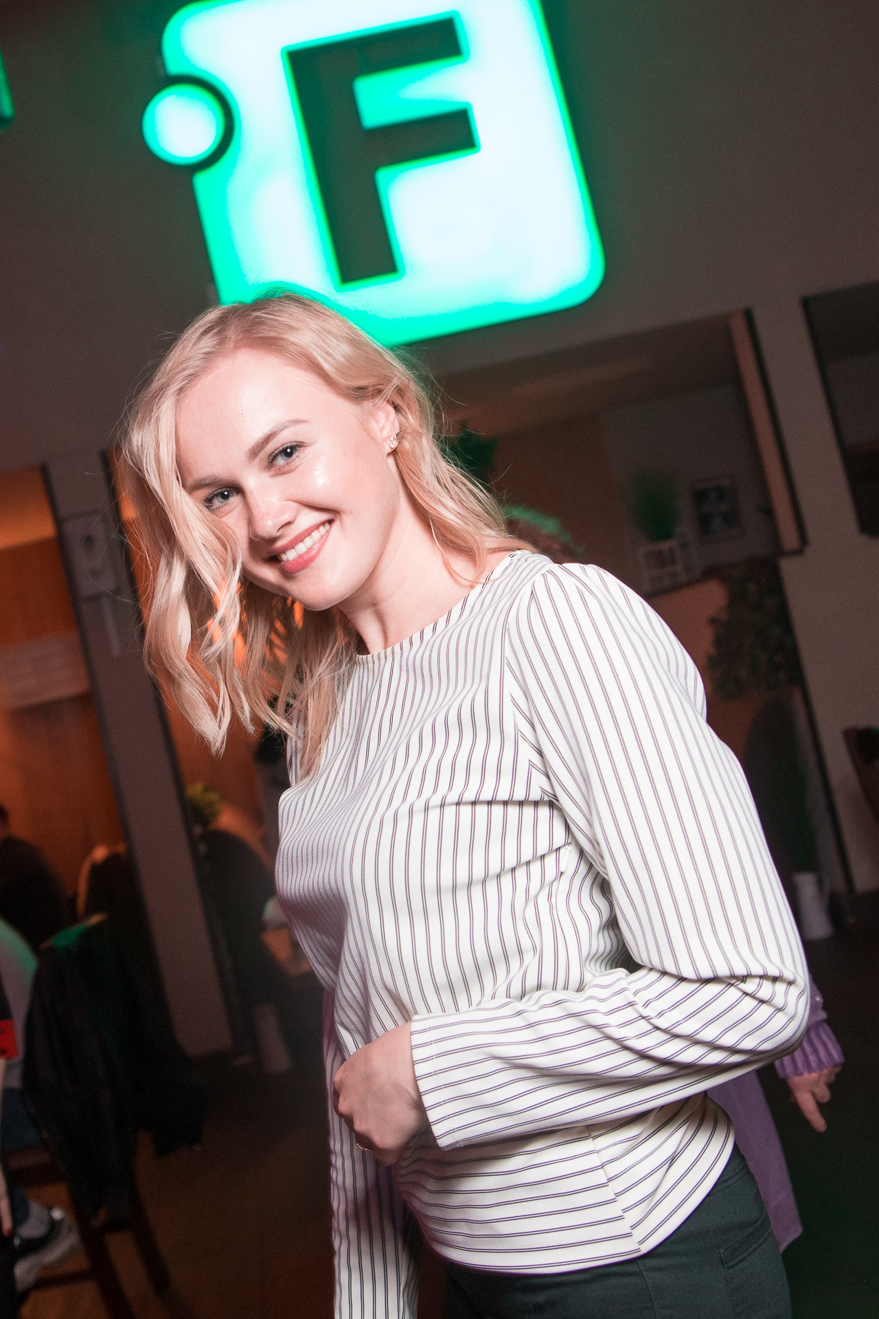 Вечеринки в ночных клубах. Свободный фотограф