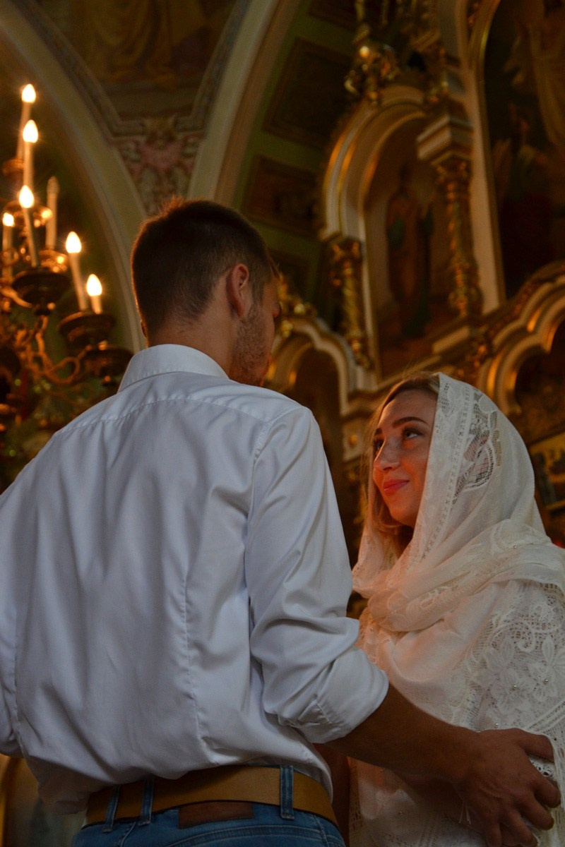 Посещение церкви. Благословение. Fotounata.ru