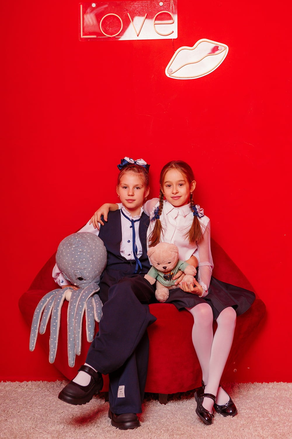 Выпускные альбомы 4 класса: яркие локации в студии. СИГМА | Студия выпускных альбомов Красноярск