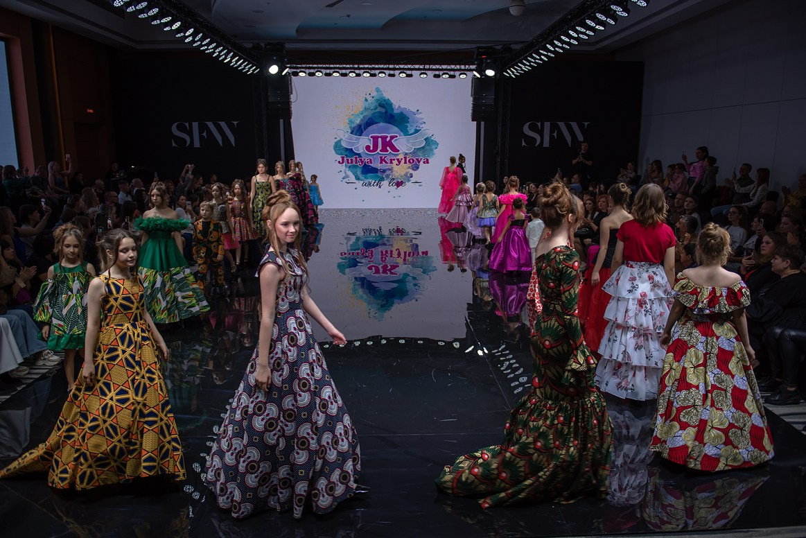 SochiFashionWeek2024 дизайнер Юлия Крылова. Семейный и коммерческий фотограф в Сочи Александр Бодунов