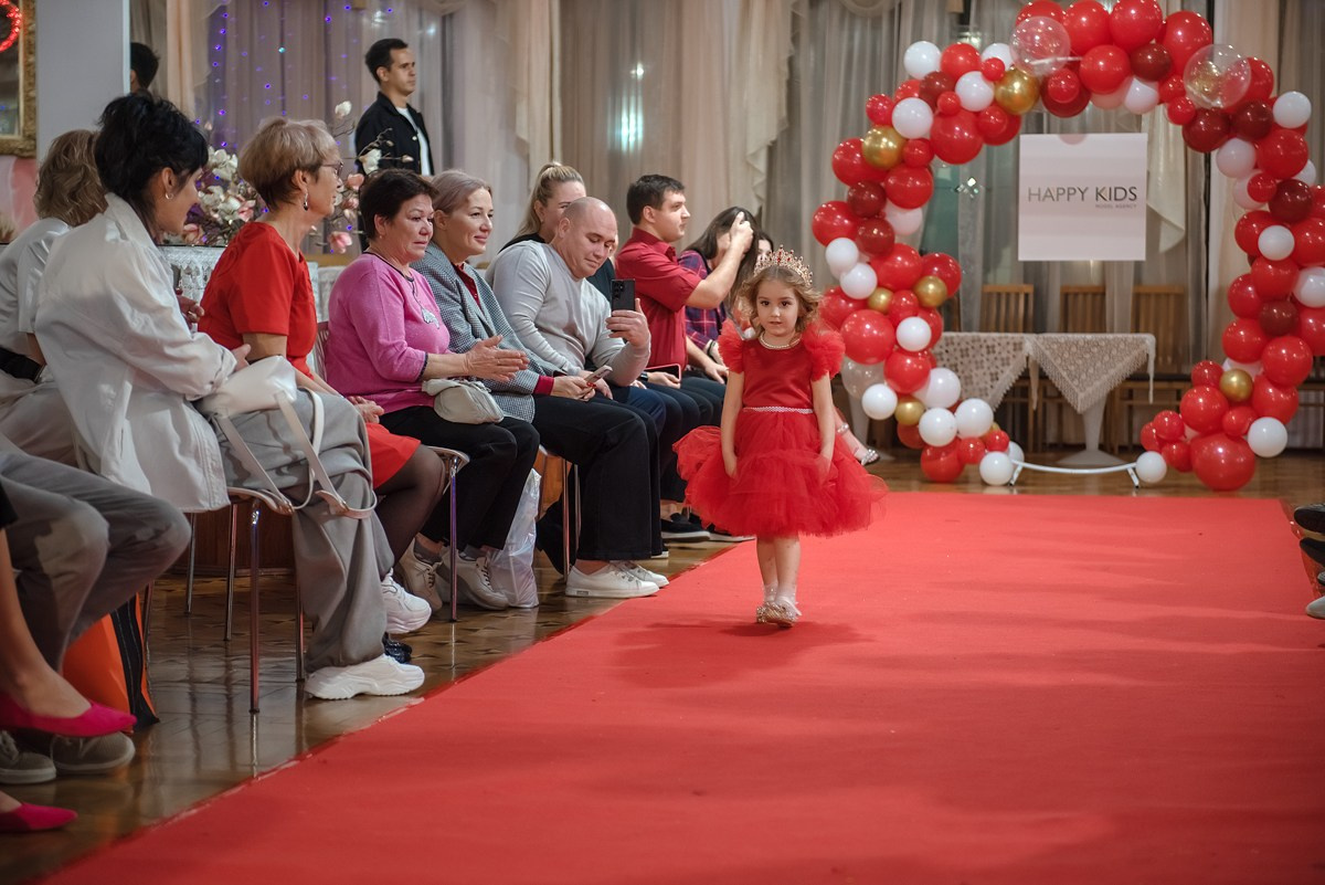 Выпускной в детской школе моделей HAPPYkids 2024. Семейный и коммерческий фотограф в Сочи Александр Бодунов