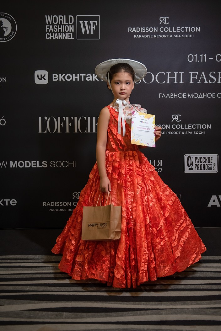 SochiFashionWeek2024 дизайнер Анохина Светлана. Семейный и коммерческий фотограф в Сочи Александр Бодунов