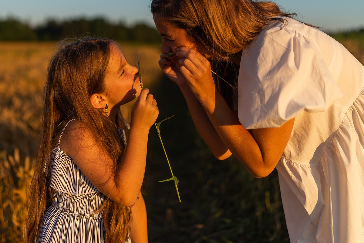 Поле, закат и наши улыбки. Фотограф Мария Ковкова