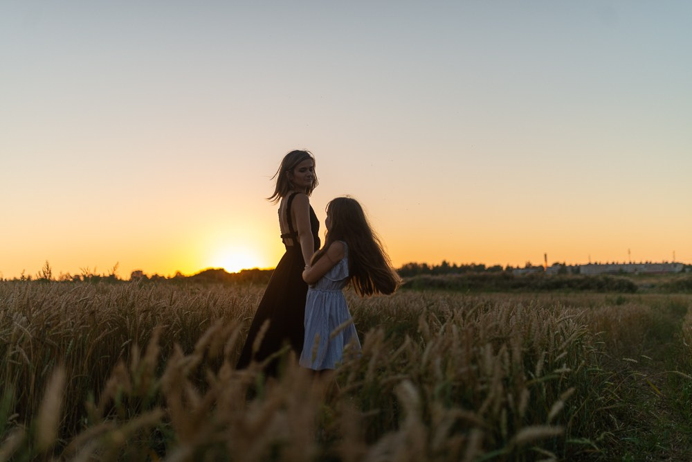 Поле, закат и наши улыбки. Фотограф Мария Ковкова