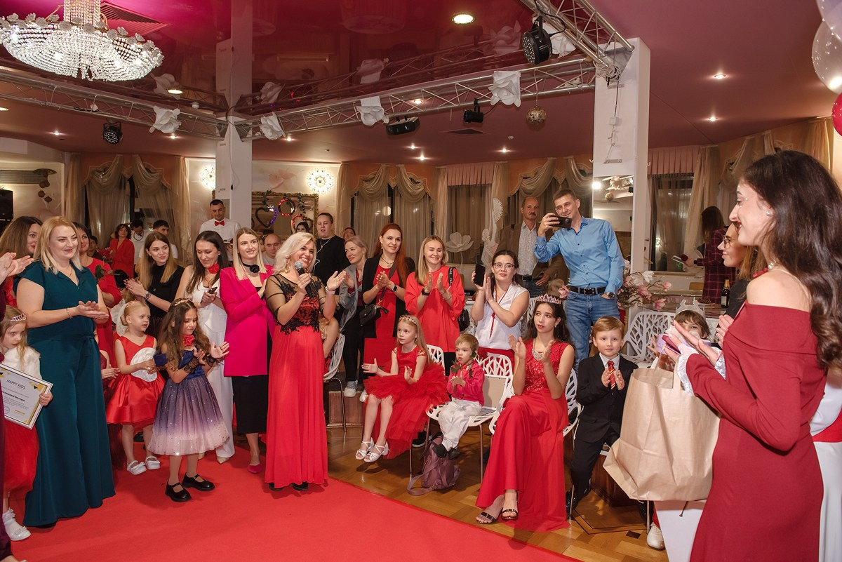 Выпускной в детской школе моделей HAPPYkids 2024. Семейный и коммерческий фотограф в Сочи Александр Бодунов