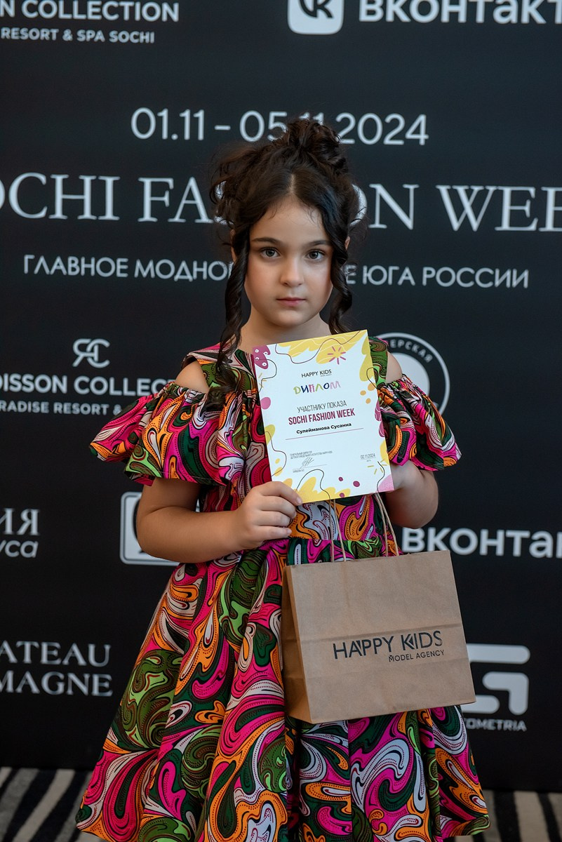 SochiFashionWeek2024 дизайнер Юлия Крылова. Семейный и коммерческий фотограф в Сочи Александр Бодунов