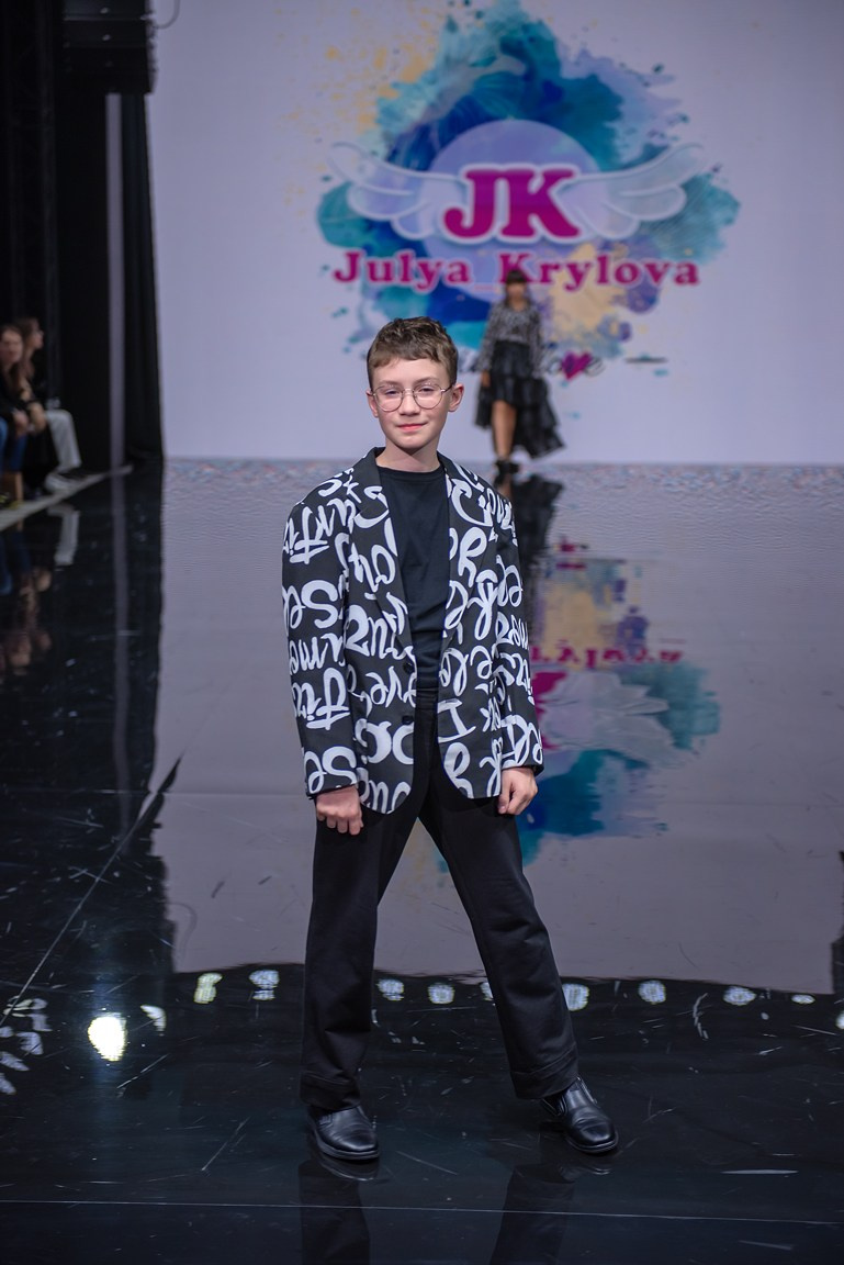 SochiFashionWeek2024 дизайнер Юлия Крылова. Семейный и коммерческий фотограф в Сочи Александр Бодунов