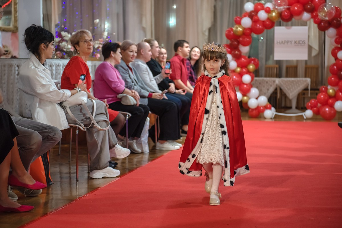 Выпускной в детской школе моделей HAPPYkids 2024. Семейный и коммерческий фотограф в Сочи Александр Бодунов