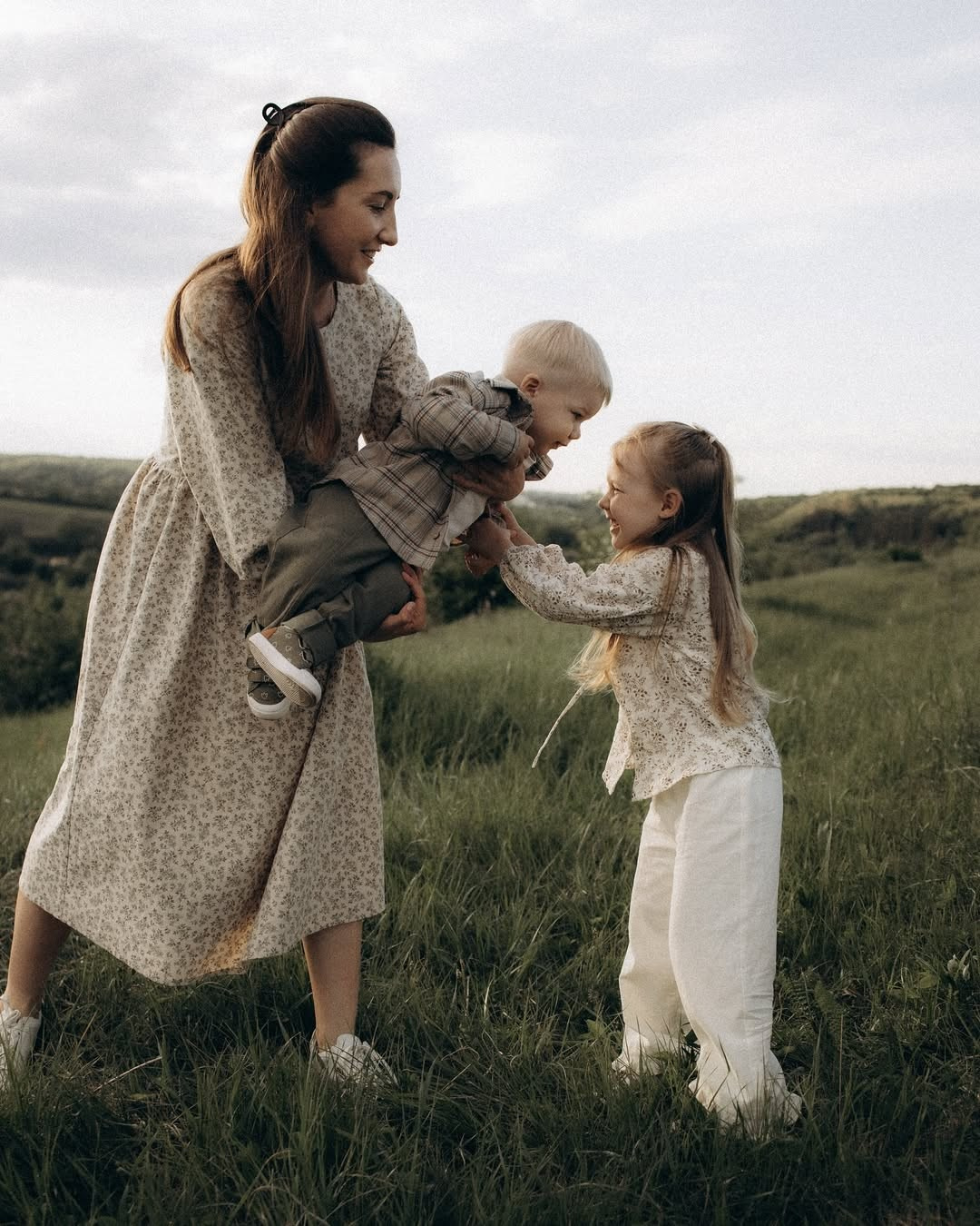 Мама с детьми / поле