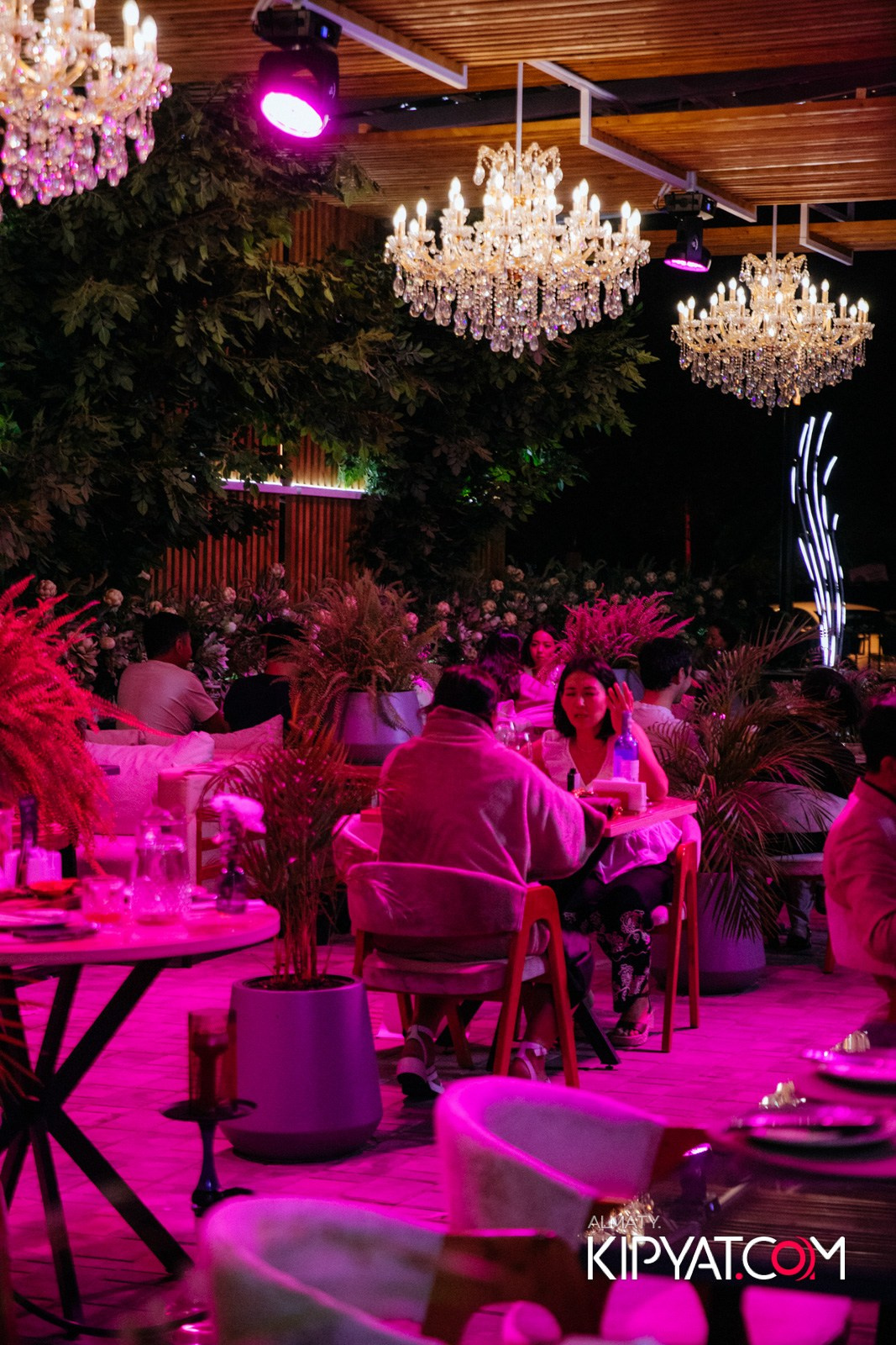 FRIENDS BAR & TERRACE. КИПЯТКОМ АЛМАТЫ!