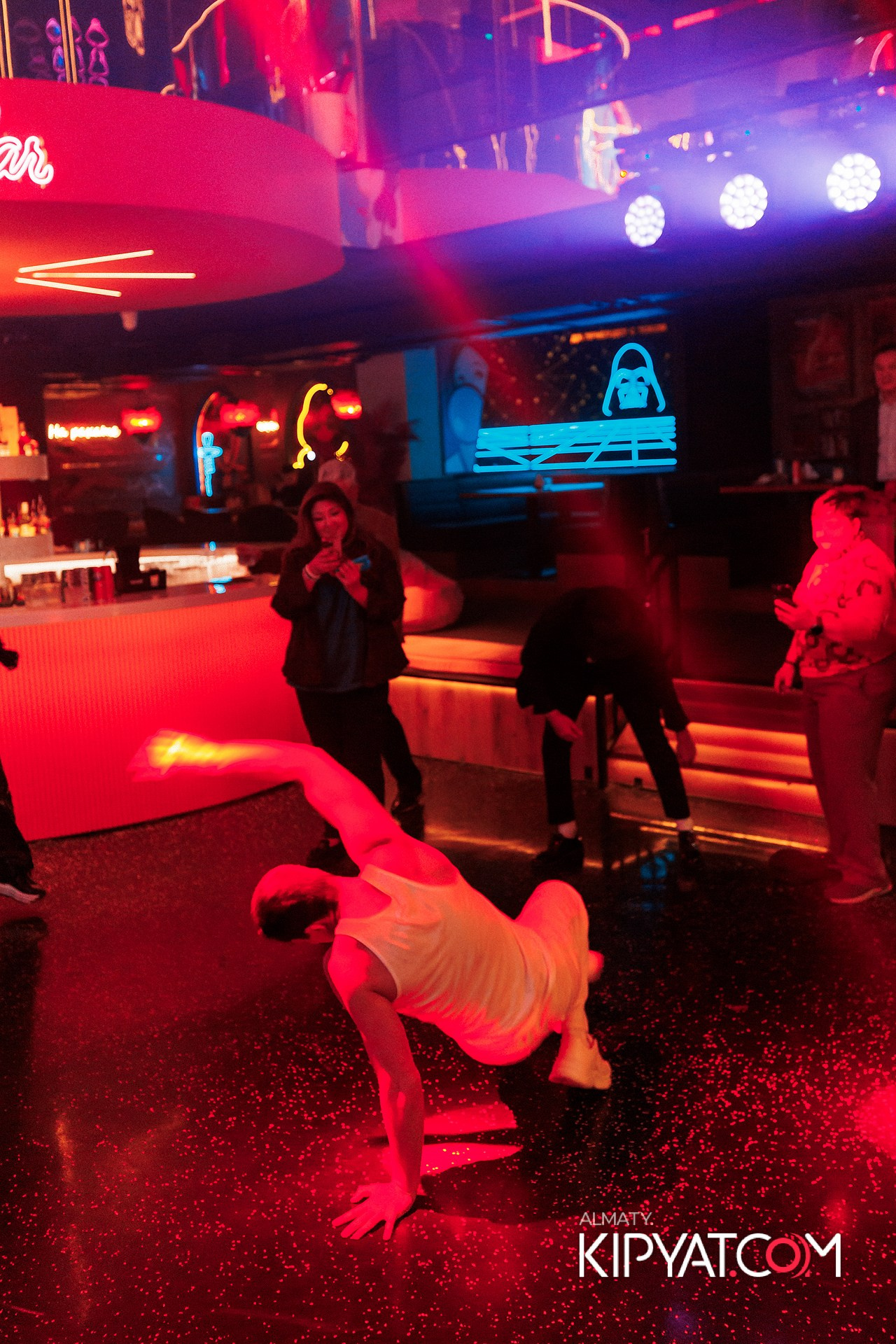 ПРЕЗЕНТАЦИЯ КНИГИ ВИКТОРА ЕЛИСЕЕВА. КИПЯТКОМ АЛМАТЫ!